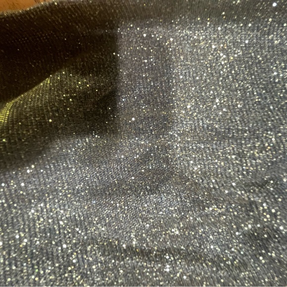 Gold crop top perfect for celebrating - Picture 5 of 5